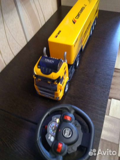 Машина на пульте управления большая