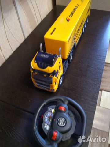 Машина на пульте управления большая