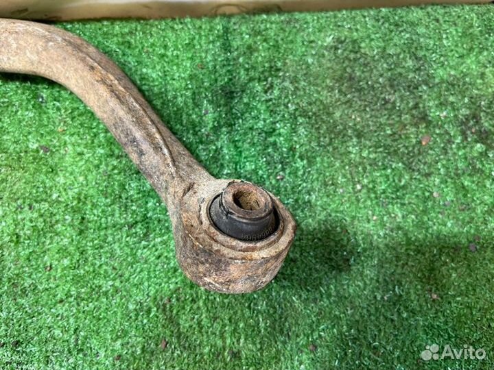 Кулак задний левый Mitsubishi Galant седан 2.0