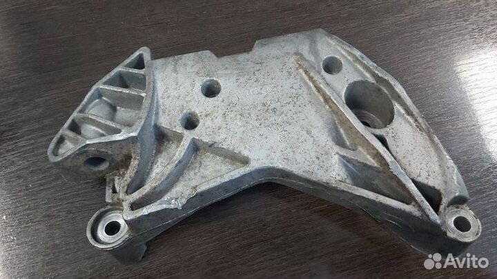 Кронштейн двигателя правый Skoda Octavia II