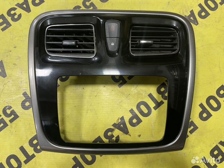 Рамка магнитолы Renault Sandero