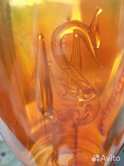 Стеклянный графин с лебедем внутри и шесть рюмок