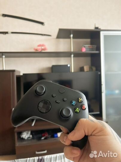 Xbox series x 1tb с геймпадом