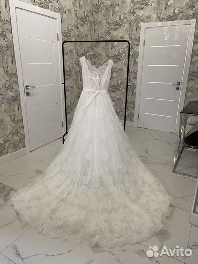 Свадебное платье со шлейфом Love Bridal London
