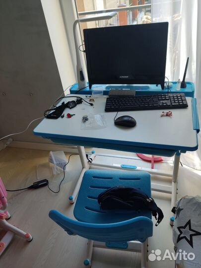 Растущая парта и стул голубого цвета c лампой