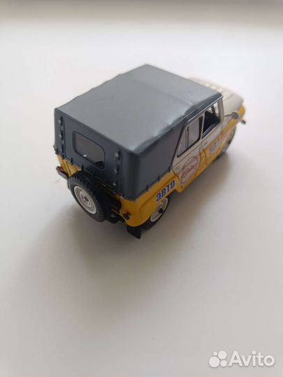 Модель автомобиля 1:43