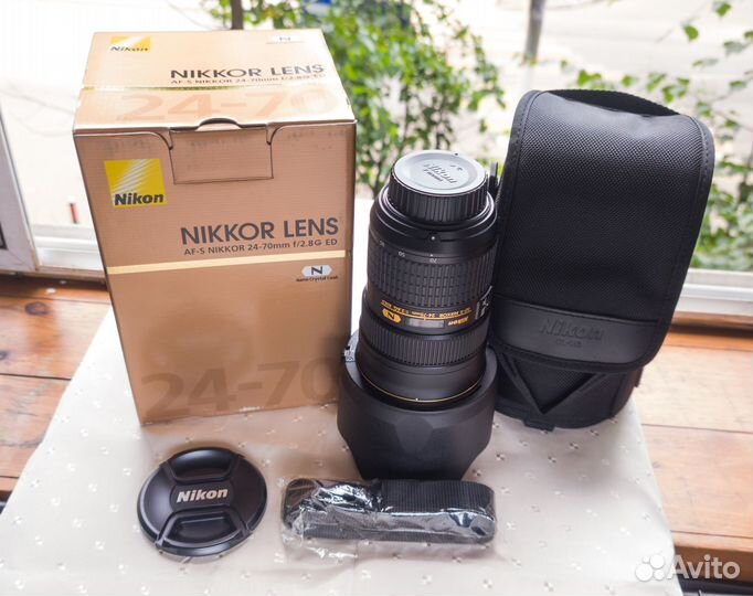 Nikon AF-S nikkor 24-70mm f/2.8G ED / HB-40