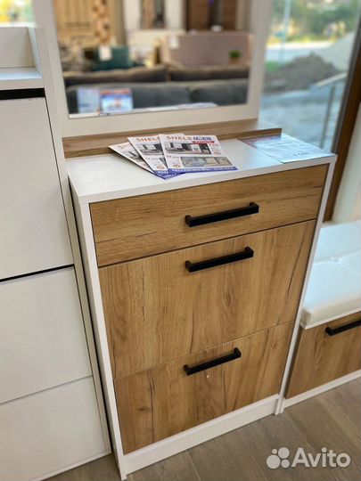 Обувница белая