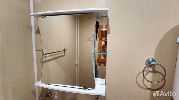 Полка для ванной с зеркалом