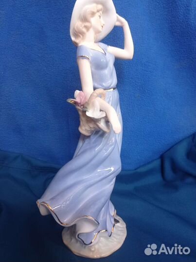 Фарфоровая девушка с корзиной