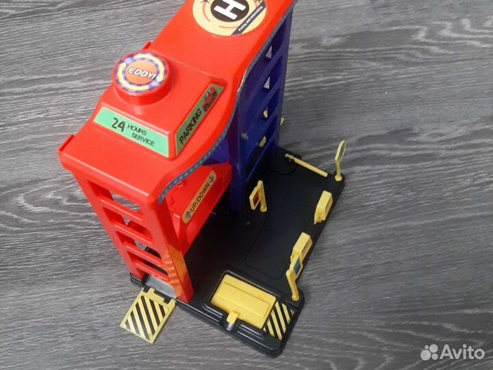 Парковка с лифтом для машинок