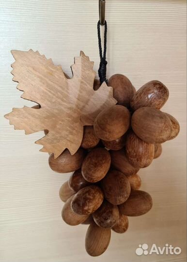 Виноградная гроздь из можжевельника