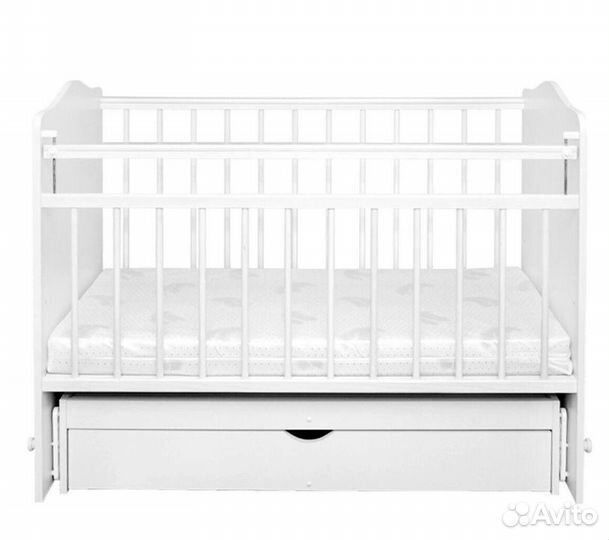 Детская кроватка с маятником