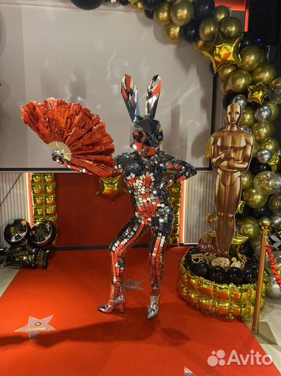 Зеркальные люди,заяц на фото зону