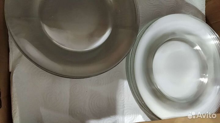 Стаканы и тарелки прозрачные