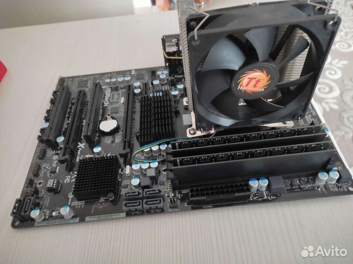 Материнская плата с процессором и памятью