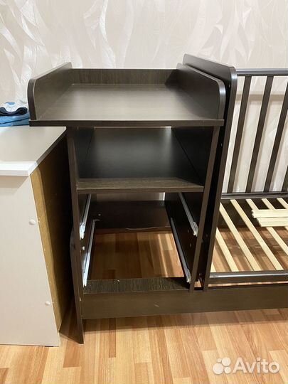 Детская кроватка с маятником