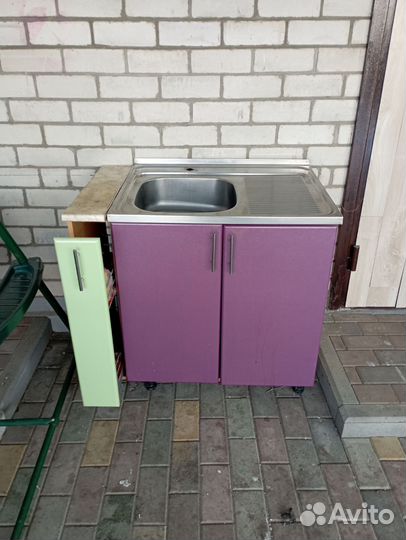 Кухонный стол с мойкой