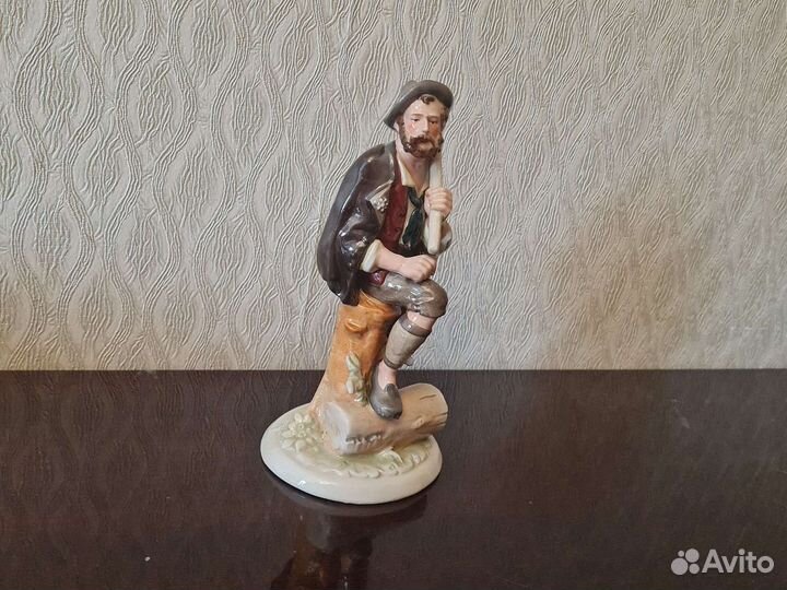 Дровосек статуэтка фарфор