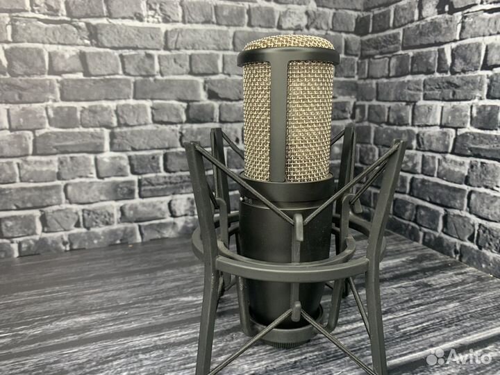 Студийный микрофон akg p220