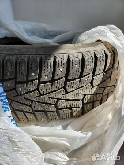 Roadstone Winguard Spike 215/55 R17 98T