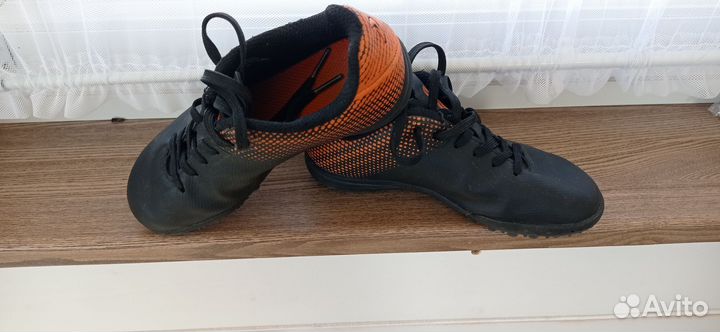 Детские футбольные бутсы