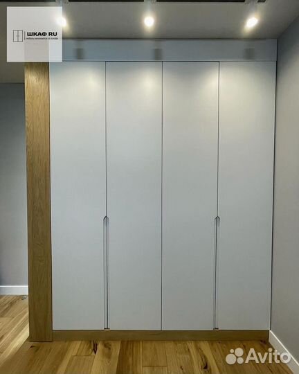 Шкаф с зеркалом