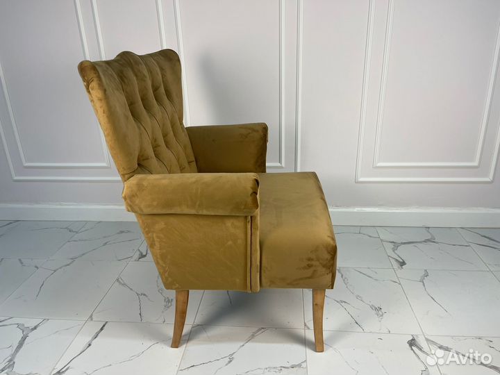 Кресло в каретной стяжке с подлокотниками, шоколад