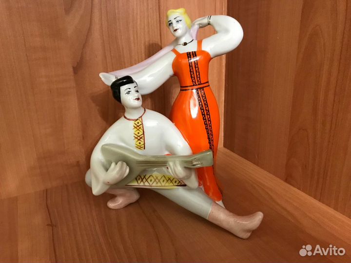 Фарфоровая статуэтка 