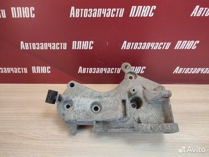 Кронштейн генератора Renault Sandero