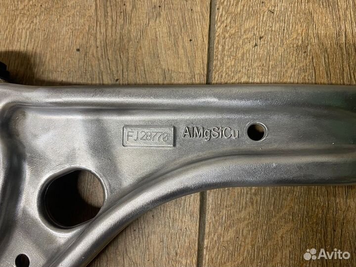 Рычаги нижние передней B200 w246