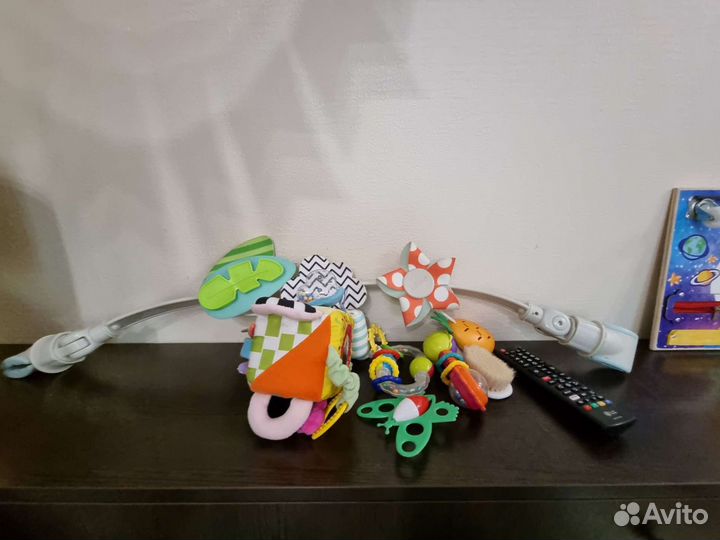 Погремушки пакетом, бизиборд, конструктор