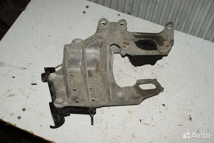 Кронштейн опора кпп Nissan Qashqai J10 11254JD000