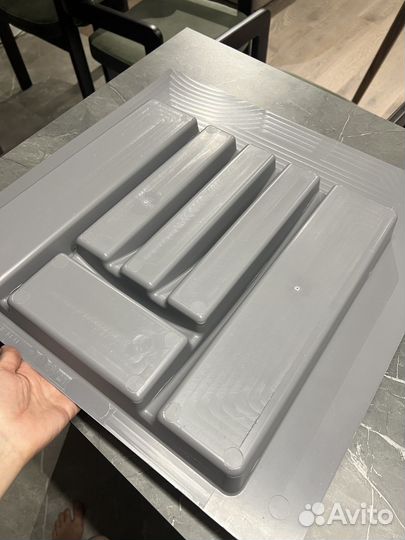 Лоток для столовых приборов серый в базу 600 мм