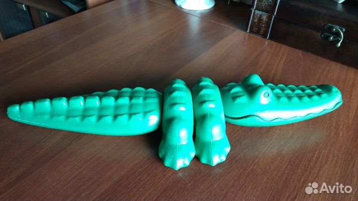 Большой зеленый крокодил на запчасти