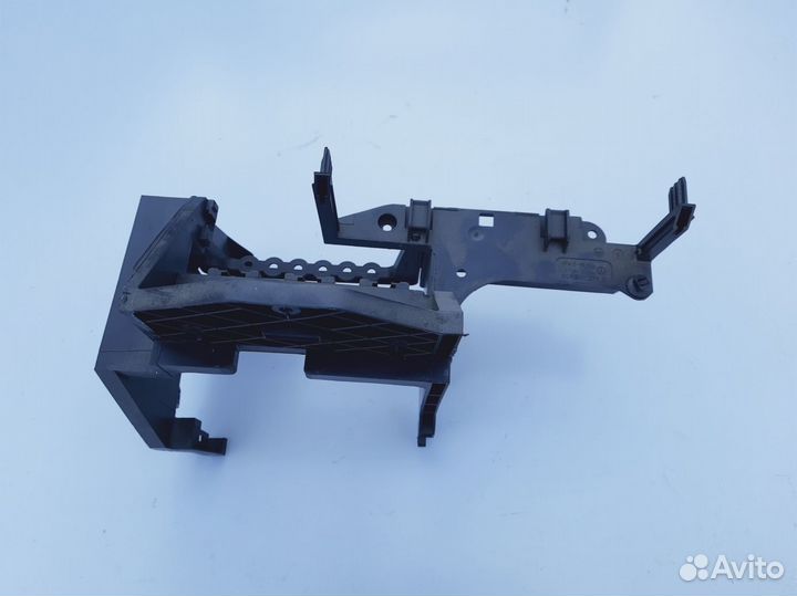 Кронштейн блока реле Skoda Fabia