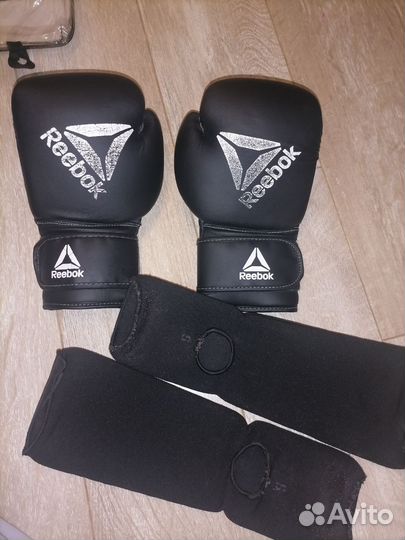 Боксерские перчатки и защита для голени