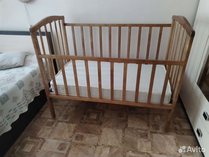 Детская кроватка с маятником