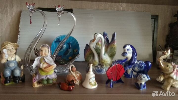 Статуэтки фарфор, стекло, сувениры разные