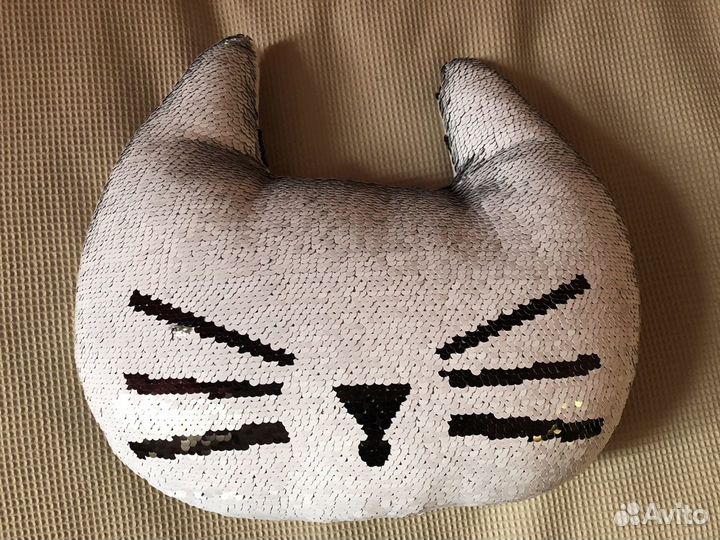 Подушка с пайетками кот