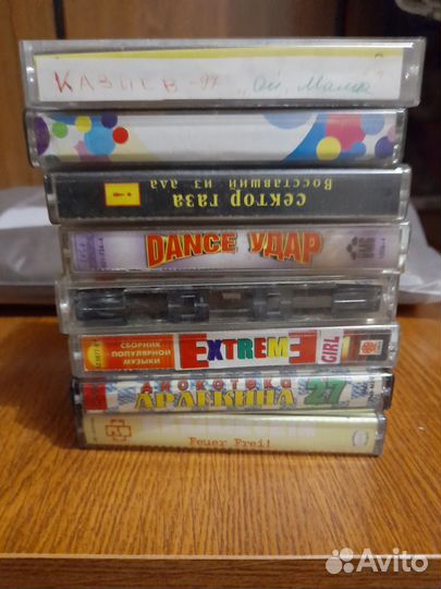 Аудио кассеты с разными исполнителями