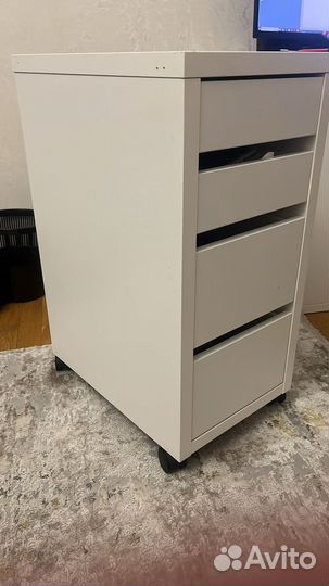 Тумба на колесиках