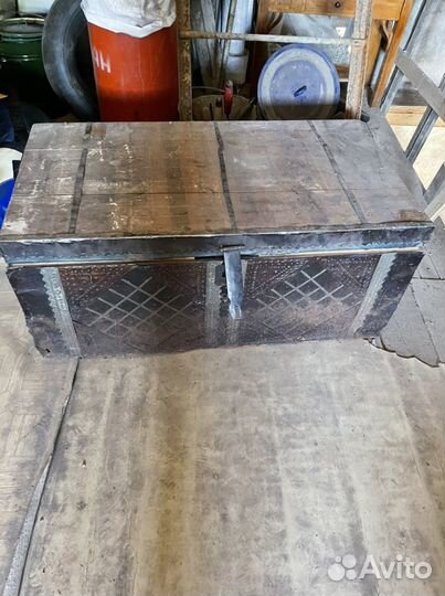 Сундук старинный