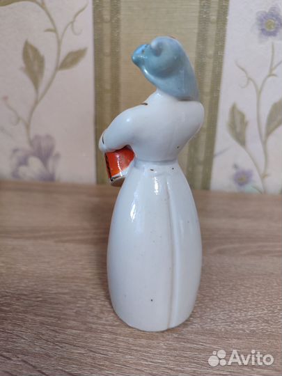 Фарфоровая статуэтка 