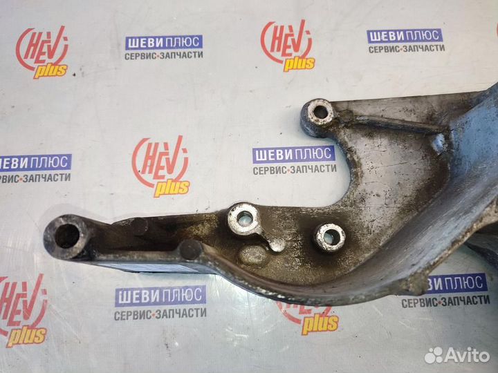 Кронштейн насоса Cadillac Escalade