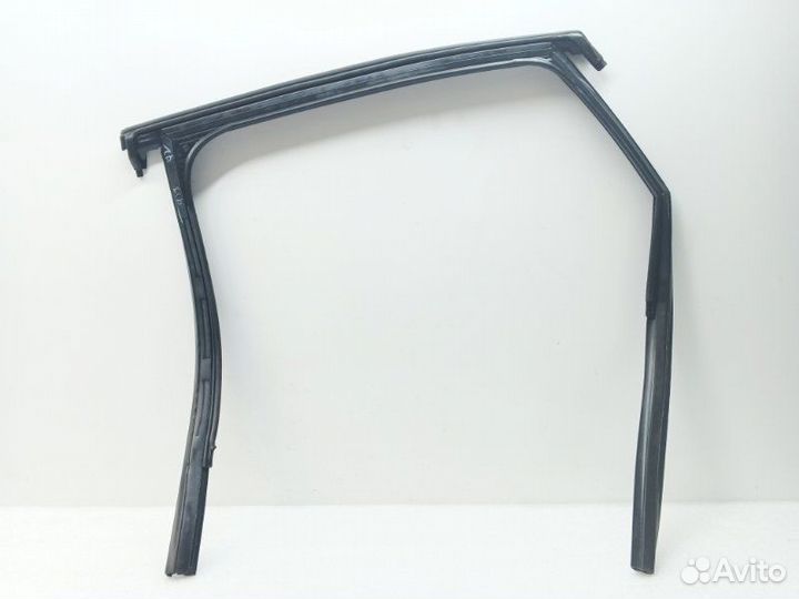 Уплотнитель стекла двери задний правый Audi Q5 FY