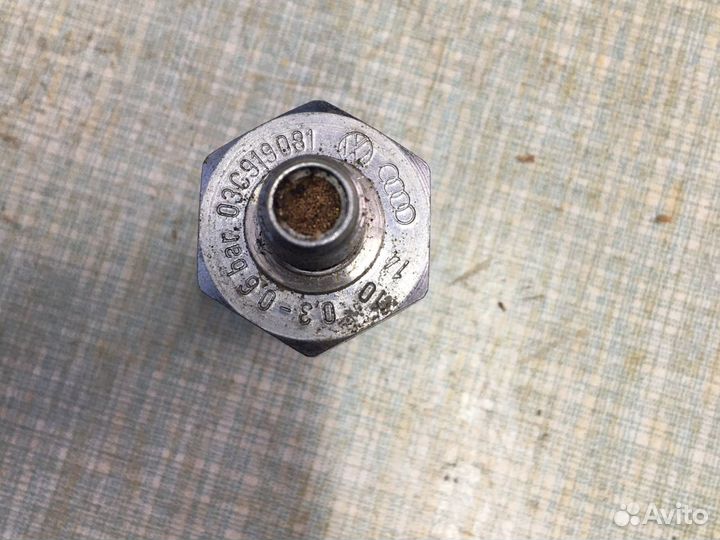 Датчик давления масла Шкода Рапид