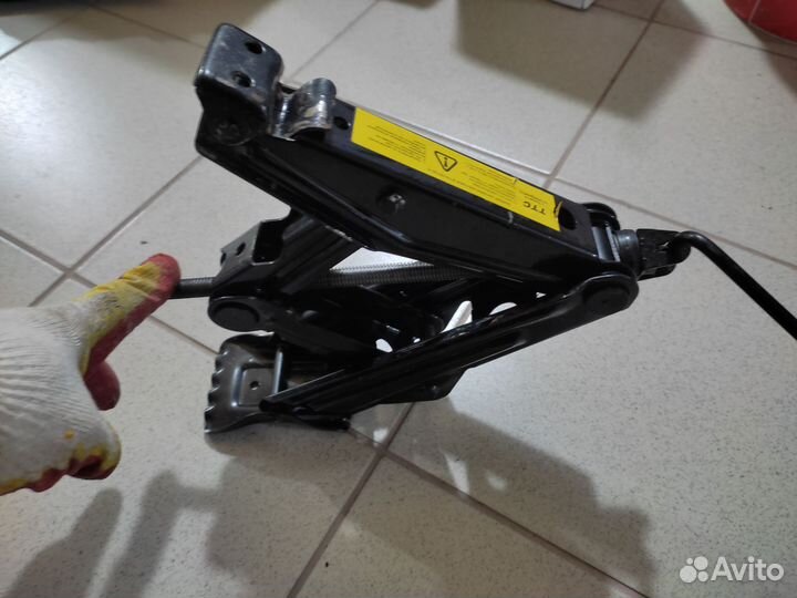 Домкрат автомобильный