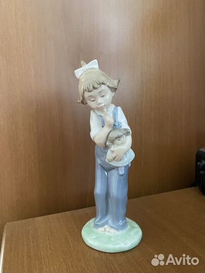 Lladro Nao статуэтка Девочка с куклой