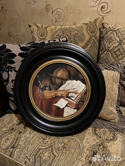 Картины в черных круглых рамах